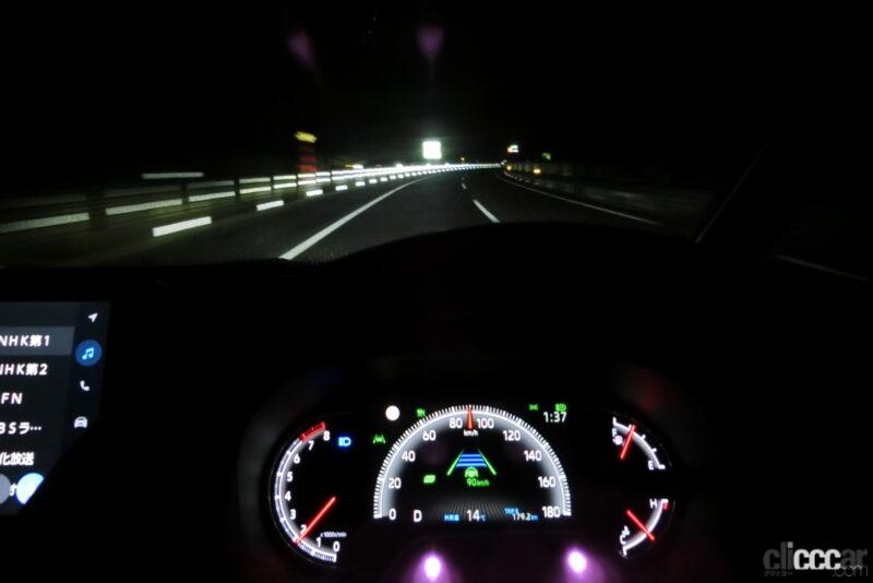 「新型ヴォクシーのアダプティブハイビームシステム（AHS）を試してみた【新車リアル試乗2-3 トヨタヴォクシー夜間LEDライト性能編】」の4枚目の画像