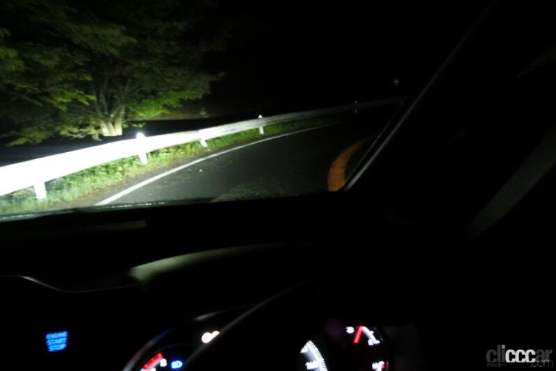 「新型ヴォクシーのアダプティブハイビームシステム（AHS）を試してみた【新車リアル試乗2-3 トヨタヴォクシー夜間LEDライト性能編】」の8枚目の画像
