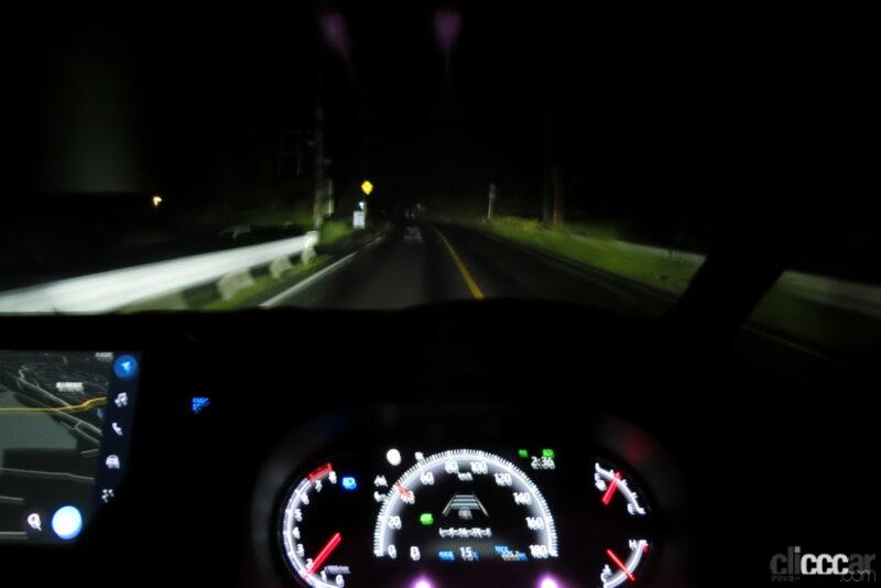 「新型ヴォクシーのアダプティブハイビームシステム（AHS）を試してみた【新車リアル試乗2-3 トヨタヴォクシー夜間LEDライト性能編】」の6枚目の画像
