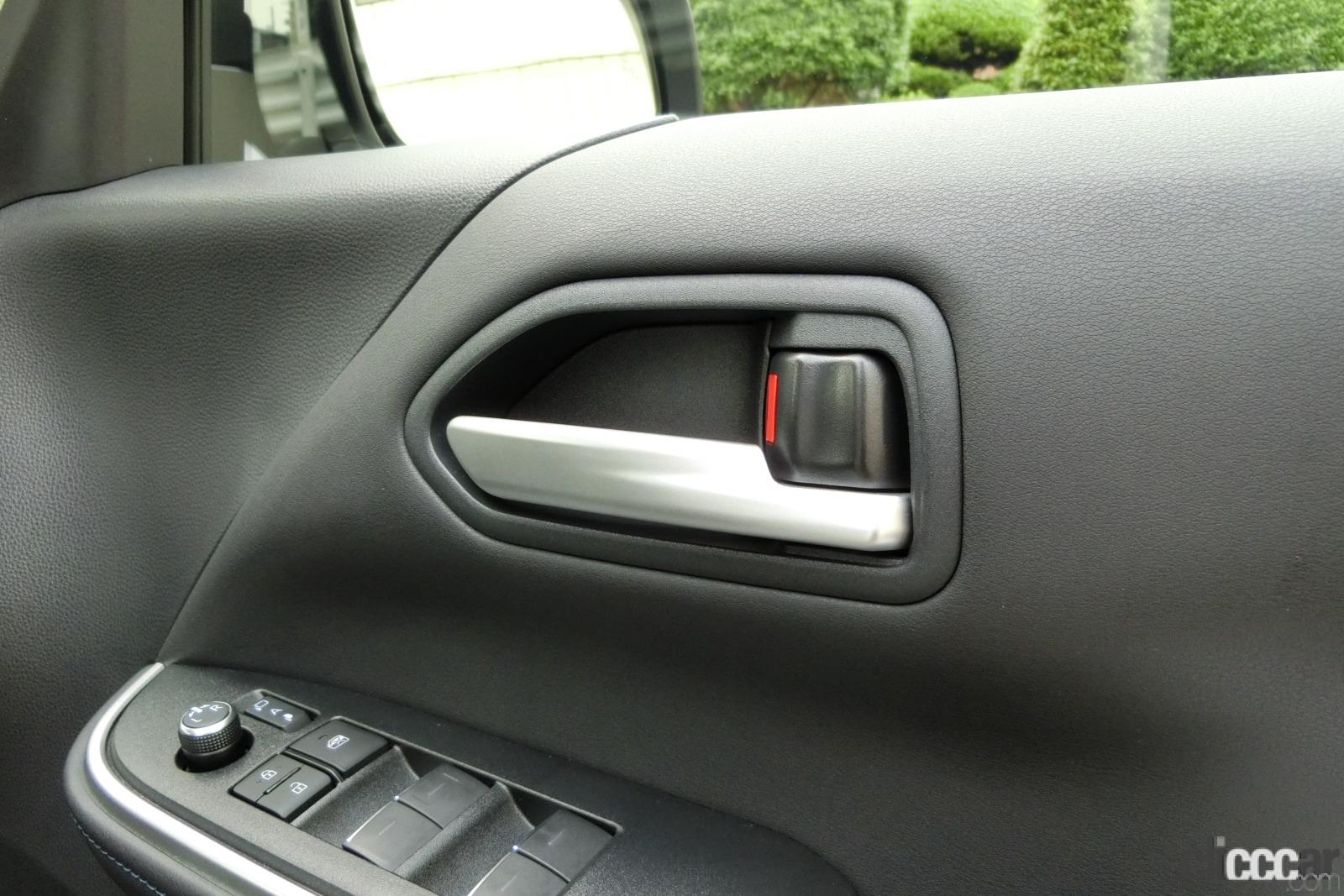 Door Trim 2 Door Handle And Lock 画像 イグニッションスイッチ3度早押しでどうなる シートアレンジからワイパー 小物入れまで詳細チェック 新車リアル試乗2 6 トヨタヴォクシー 車内外詳細編 Clicccar Com