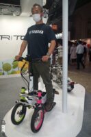 停止時も地面に足を付かず自立できる