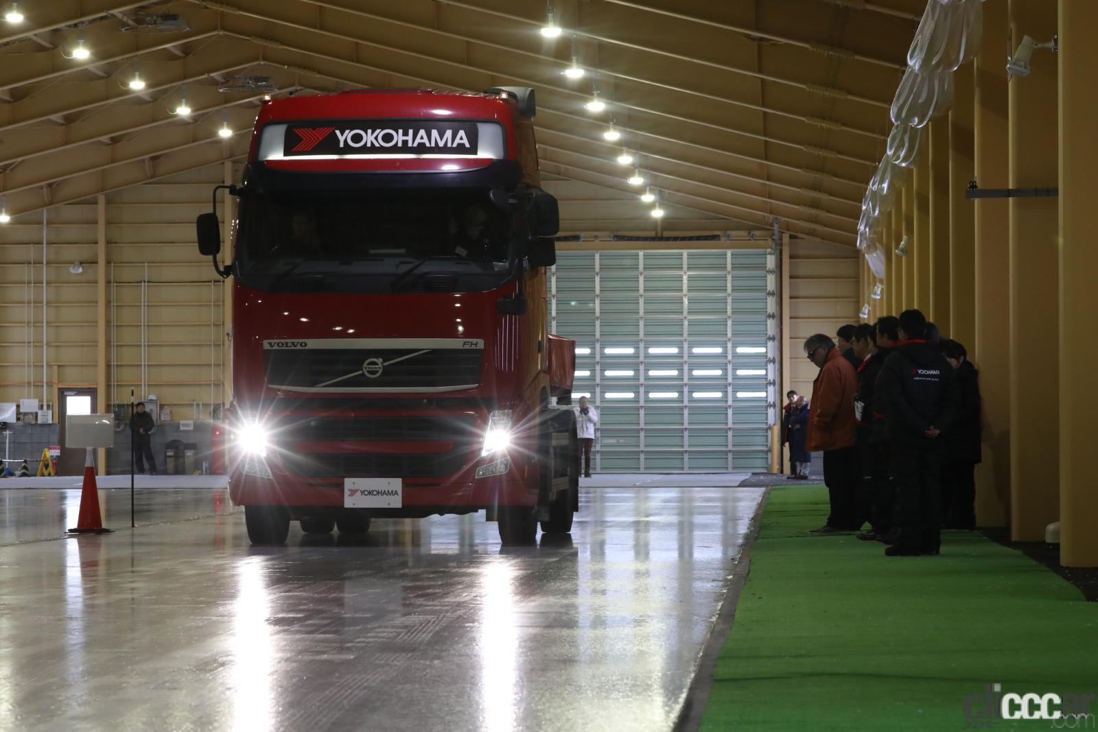 横浜ゴムが氷雪上性能を重視したトラック・バス用のスタッドレスタイヤ