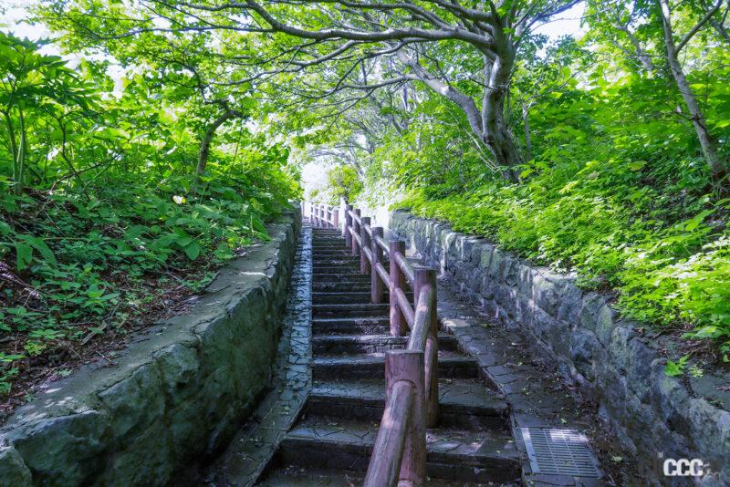 「国道なのに階段、もちろんクルマは通れない津軽名物「階段国道」の標識が復活していた」の11枚目の画像