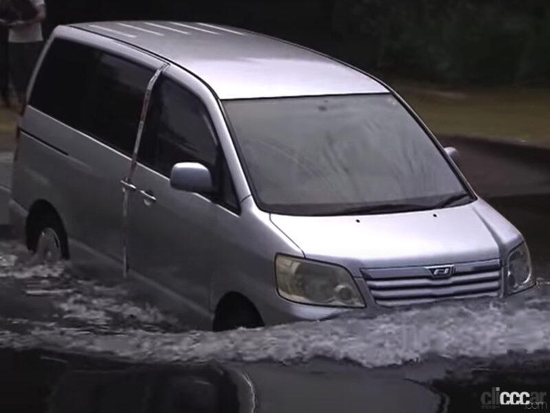 car_flood_damage02 画像|クルマが水没するとドアが開かず脱出困難?集中豪雨で道路が冠水したときの正しい対処法 ...