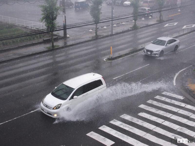 「クルマが水没するとドアが開かず脱出困難？集中豪雨で道路が冠水したときの正しい対処法」の1枚目の画像