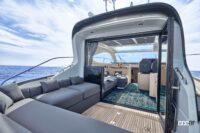 アフトデッキもブラックのL字ソファのみの余裕を見せる