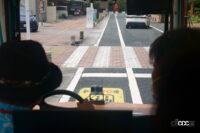 路面の電磁誘導線に沿って走る美浜シャトルカート