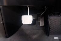 ペダルはアクセルとブレーキの2ペダル