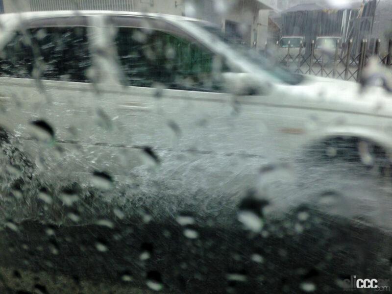 「大雨でクルマが冠水・浸水した どうすべき？ 修理か廃車の判断は専門業者に任せるのが一番」の2枚目の画像