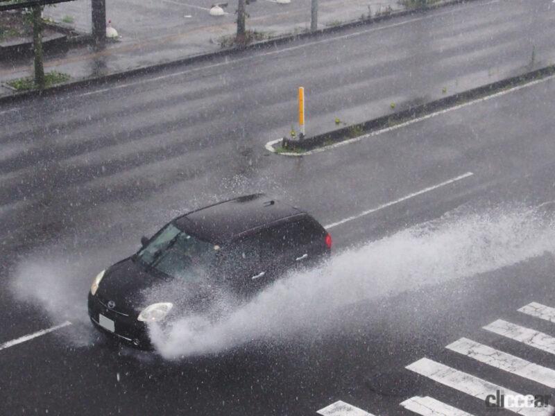 「大雨でクルマが冠水・浸水した どうすべき？ 修理か廃車の判断は専門業者に任せるのが一番」の1枚目の画像