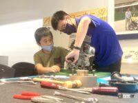 「ヤマハ発動機の「親子エンジン分解・組立教室」。体験した子どもたちが現役エンジニアとなって恩返し」の1枚目の画像ギャラリーへのリンク