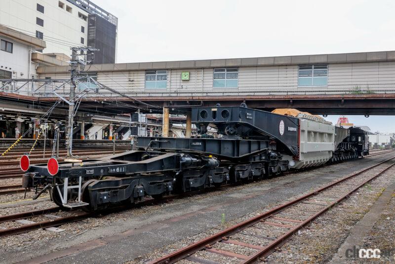 「メルセデスベンツのトラクター2台が挟み込んだ全長は33.38mのトラクターと特大貨物列車による変圧器の輸送シーンに密着取材」の1枚目の画像