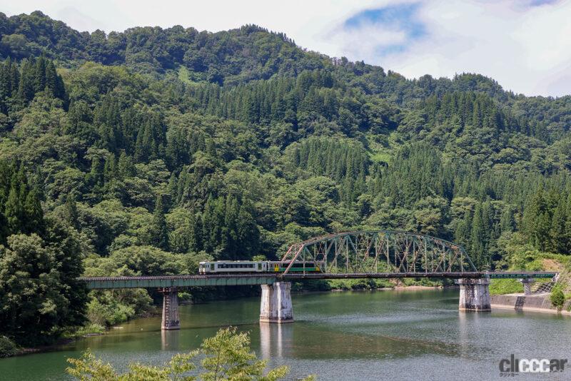 「2011年3つの鉄橋が流失して不通だったJR東日本只見線が、11年ぶりに全線復活。紅葉の奥会津に行ってみては？」の1枚目の画像