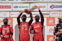 オートバックストロフィーを掲げるドライバー