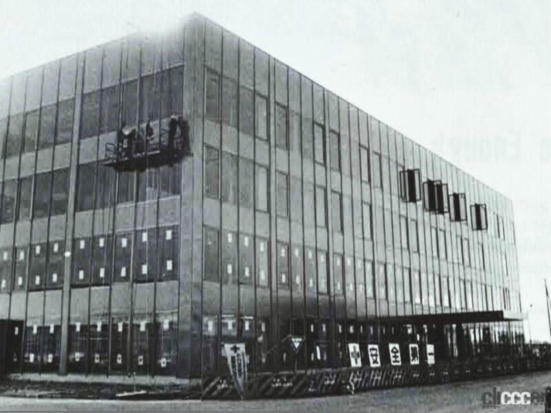 「ヤマハ発動機の本社移転50周年に行われた、ジュビロ磐田のホームゲームでのキックイン・セレモニー」の1枚目の画像