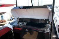 ヘルムシート背後にはシンクや調理台等がユニットになったギャレーが用意される