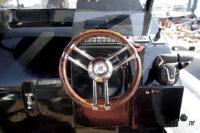 ヘルムコンソール。ウッドステアリングの右手にYAMAHA F300G2基600psのコントローラ―がある。その上にバウスラスターのスティックがセットされる