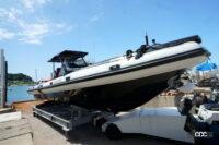 9つの気室に分かれそのチューブ径は0.45~0.56m、欧州の同クラスに比べて細身だ。船体後部に一条のステップが刻まれる