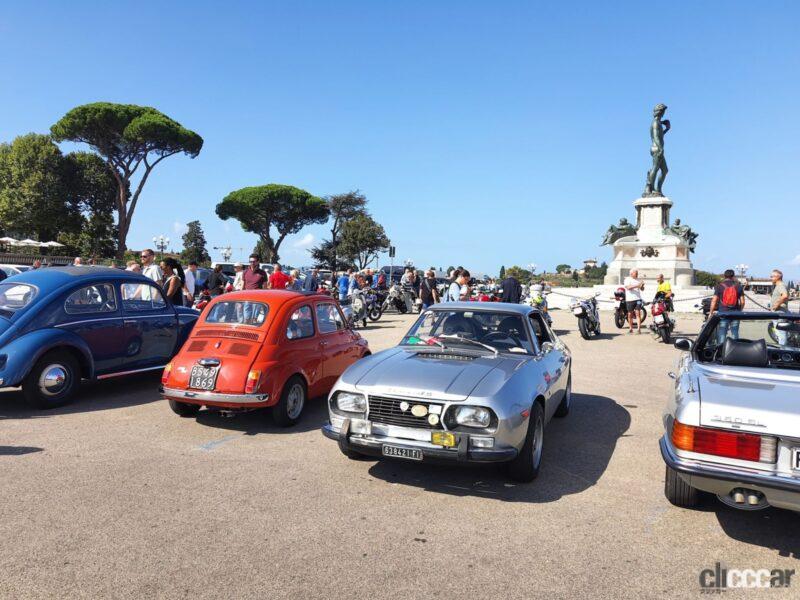 イタリア・フィレンツェのミケランジェロ広場に集まるクラシックカー