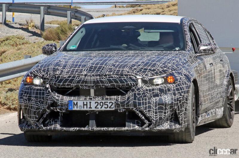 「超攻撃的フロントバンパーお披露目。BMW M5次期型、驚愕の電動パワーを装備」の1枚目の画像