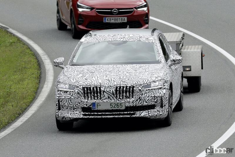 「VWパサートベースのワゴン「スペルブ」次期型、巨大ディスプレイがチラリ」の1枚目の画像