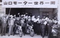 1960年、山口モーターの125ccバイクで世界一周の旅に出発する宮川秀之
