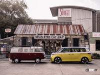 フォルクスワーゲン ID.Buzzと、オリジナルのワーゲンバス。両車サイドビュー