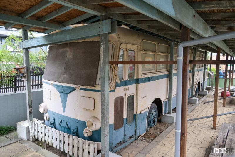 「バスに見えて実は電車？排ガスを出さない電動車両「トロリーバス」の数少ない実存車体が川崎にあった」の1枚目の画像