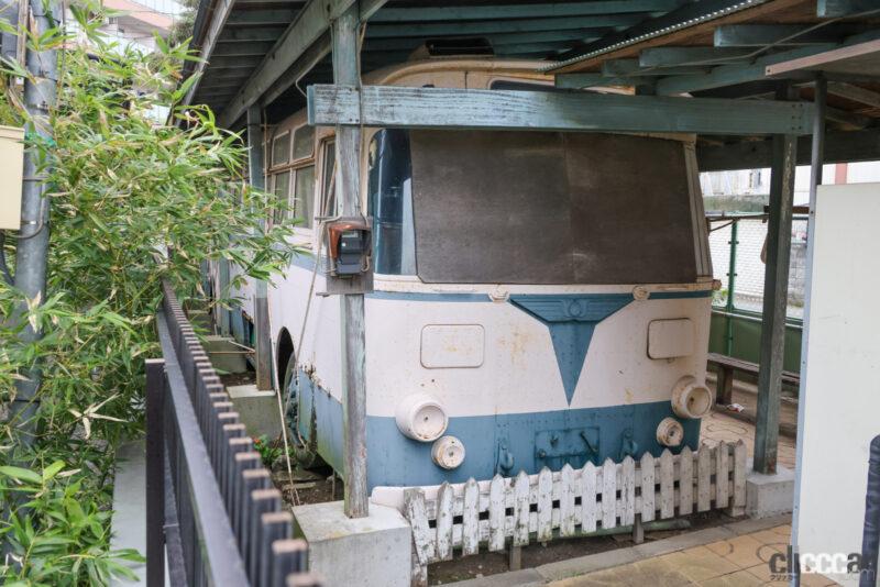 「バスに見えて実は電車？排ガスを出さない電動車両「トロリーバス」の数少ない実存車体が川崎にあった」の3枚目の画像