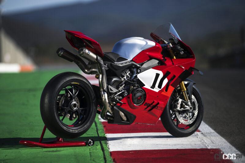 「ドゥカティの2023年型「パニガーレV4R」は、MotoGPマシンに最も近い市販バイク。専用マフラーとオイルで240.5psを発揮」の2枚目の画像