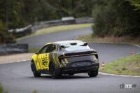 ロータスの新型EV「エレトレ」。走行シーン。リヤビュー