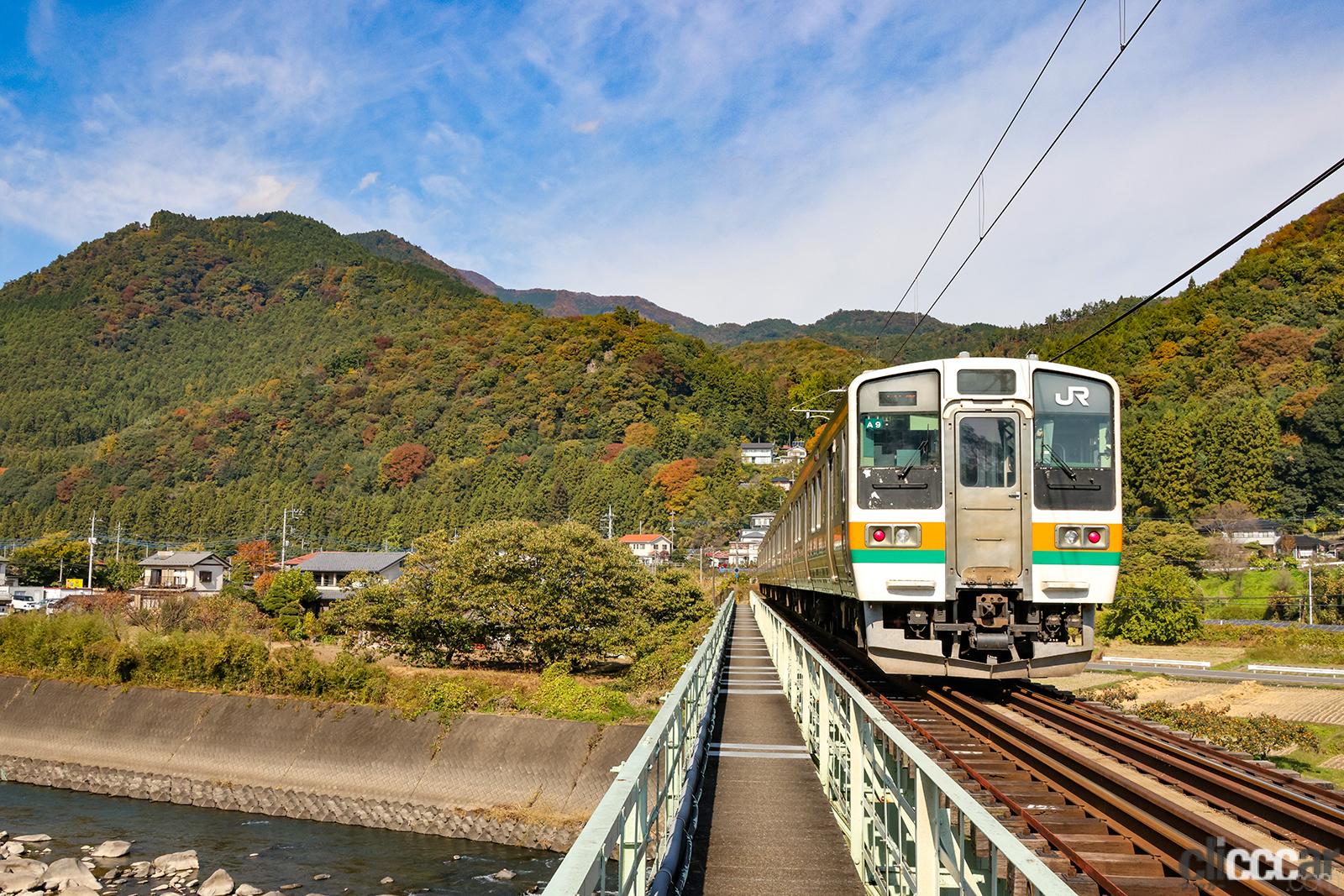 電車が超接近して通過する鉄橋を体感してみよう! | clicccar.com
