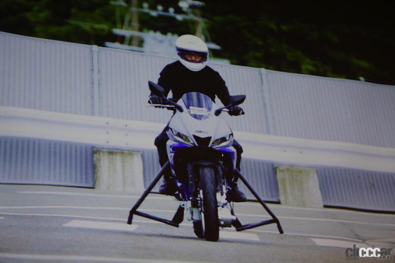「バイクが立ちゴケしない機構「アムサス」とは？ 発表したヤマハの開発者に聞いてみた」の9枚目の画像
