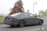 BMW i5 M60 市販型プロトタイプ スパイショット。リヤビュー