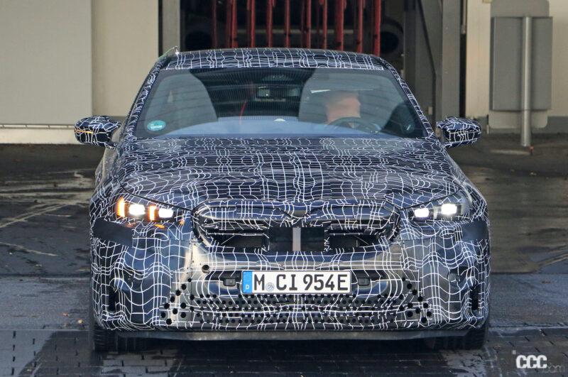 「BMW・M5の最新プロトタイプをキャッチ。カーブドディスプレイを搭載」の4枚目の画像