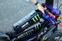 バッテリーは電動アシスト自転車のように取り外しても、装着状態でも充電可能