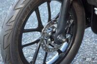 3輪にディスクブレーキ。ホイールは旧モデルのスポークからキャストホイールへ進化