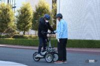 ひょいと片足ずつ乗って下さい