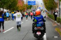 ヤマハの電動スクーター「E01」がマラソン大会で活躍。移動ツールや広報車として活用 - YAMAHA_20221128_2