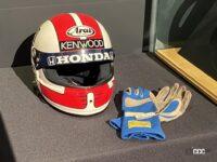 愛用のヘルメットとグローブ