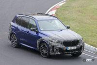 BMW「X5」改良型、高性能モデル「Mパフォーマンス」のデザインをキャッチ - BMW X5 M60i 3