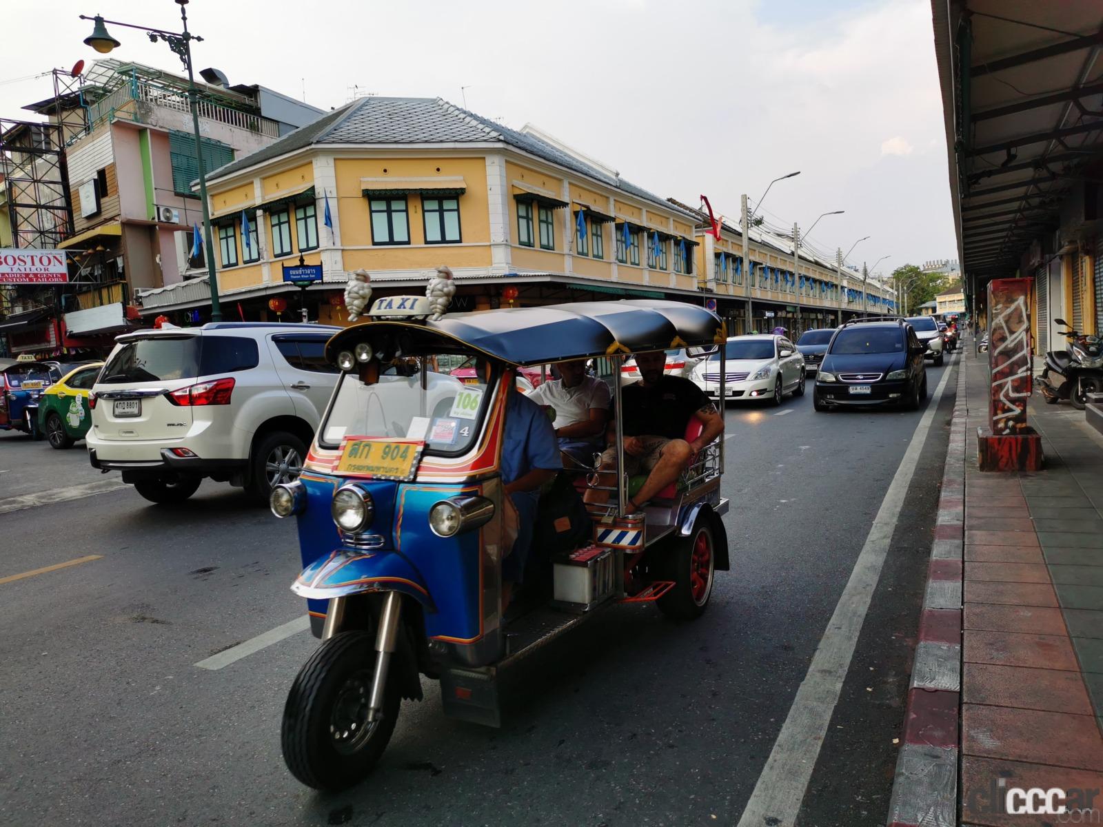 タイ・バンコクでの移動でオススメしたい路線バスの車掌さんが手にして