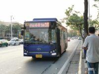 タイ・バンコクでの移動でオススメしたい路線バスの車掌さんが手にしている筒状ボックスの中身は？ - BKK_BUS_1005