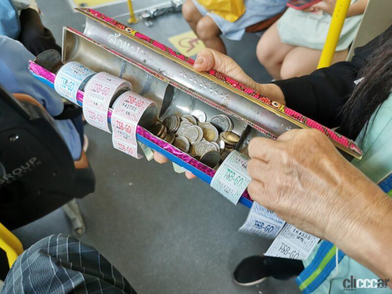 「タイ・バンコクでの移動でオススメしたい路線バスの車掌さんが手にしている筒状ボックスの中身は？」の2枚目の画像