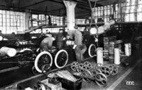 1913年にフォードが初めて取り入れたライン生産