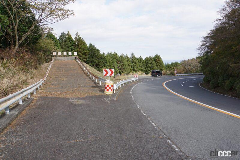 「ターンパイク下りでトラックの「緊急退避所」突入現場に井出有治が遭遇！ブレーキが効かなくなるフェード現象、ベーパーロックとは？その対策は？」の3枚目の画像