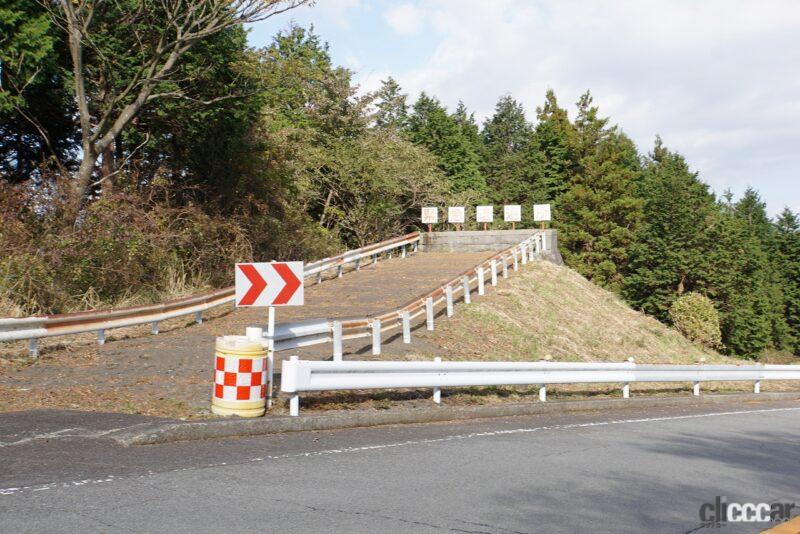 「ターンパイク下りでトラックの「緊急退避所」突入現場に井出有治が遭遇！ブレーキが効かなくなるフェード現象、ベーパーロックとは？その対策は？」の4枚目の画像