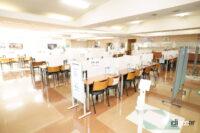 清潔な食堂はご飯大盛り無料だ