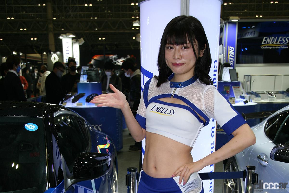 レースクイーンがお出迎え。エンドレスアドバンス・ブースには絶え間