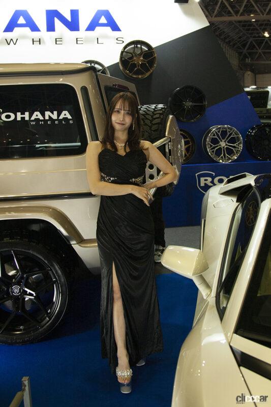 「EXIZZLE-LINEブースの桐嶋しずくさん、Rohana Wheels×ジープのアメリカンカーライフに雰囲気ピッタリ！【東京オートサロン2023・コンパニオン巡り】」の3枚目の画像